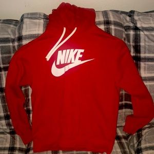 I’m selling this Nike hoodie never worn